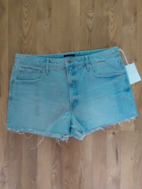 Free Assembly Light Blue Denim Distressed Women’s Shorts. Size 16. NWT